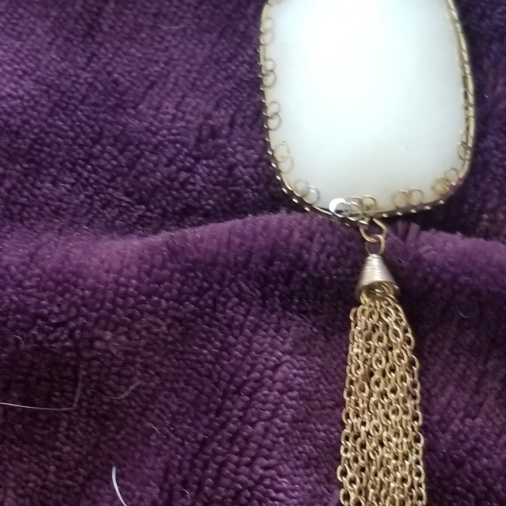 BIG WHITE MEDALLION NE WITH TASSEL OF GOLD CHAIN